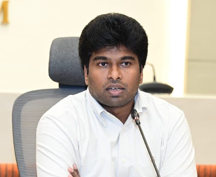 విశాఖపట్నంలో రేపు స్కూళ్లకు సెలవు - Udayam
