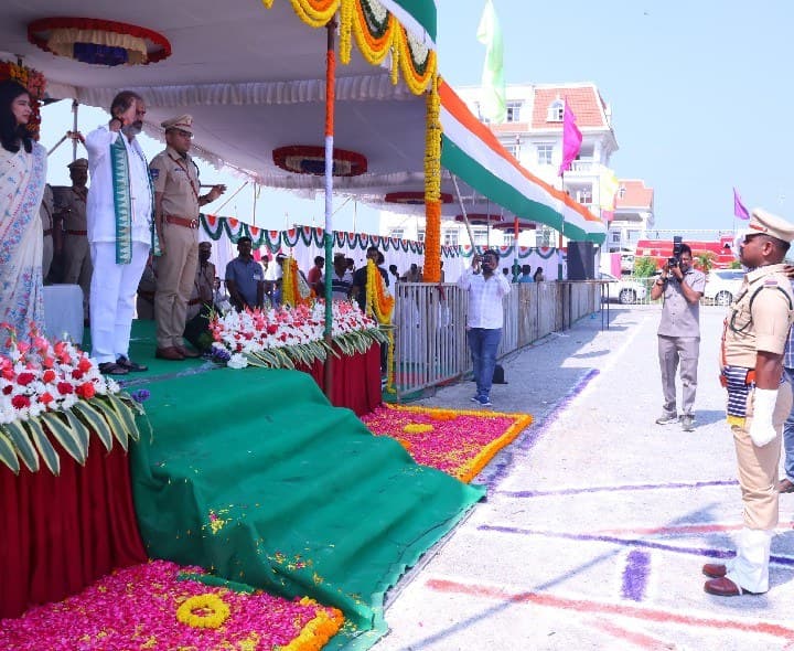 సిరిసిల్ల పోలీస్ పరేడ్ గ్రౌండ్లో ప్రజాపాలన దినోత్సవం ఘనంగా - Udayam