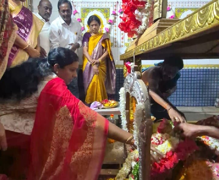 లోకపోచమ్మ ఆలయంలో శరన్నవరాత్రోత్సవాల కరపత్రం ఆవిష్కరణ - Udayam