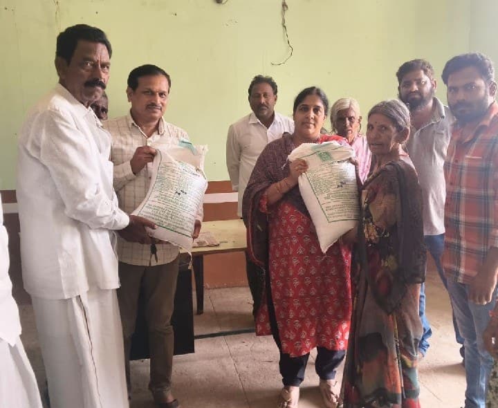 రైతులకు ఉలవల విత్తనాలు పంపిణీ చేసిన జెడ్పీటీసీ - Udayam