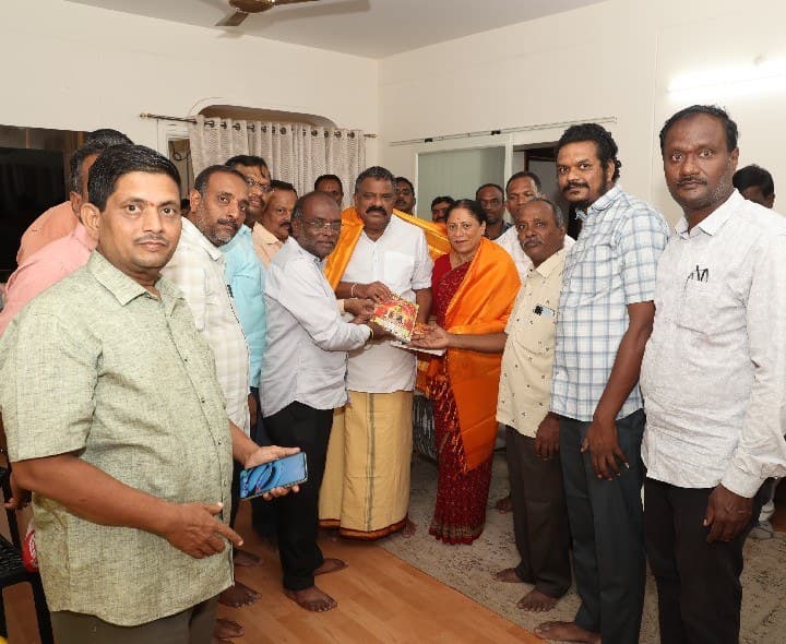 దసరా నవరాత్రుల మహోత్సవానికి ఎమ్మెల్యే, మాజీ ఎమ్మెల్యేకు ఆహ్వానం - Udayam