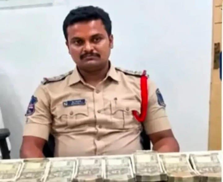 ఆన్లైన్ ఆర్డర్ల వేధింపులు.. ఏసీబీకి పట్టించిన బాధితుడు - Udayam
