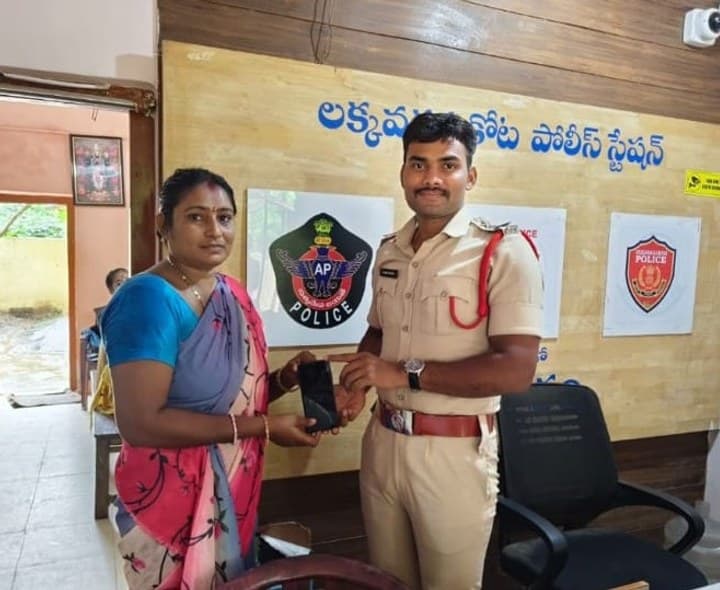 బాధితురాలికి మొబైల్ అందజేత - Udayam
