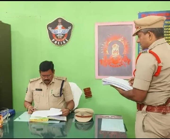 పొందూరు: పోలీస్ స్టేషన్ను సందర్శించిన డీఎస్పీ - Udayam