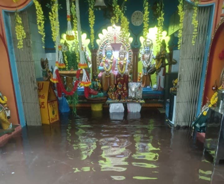 అమలాపురం నల్లవీధిలో నీట మునిగిన రామాలయం - Udayam