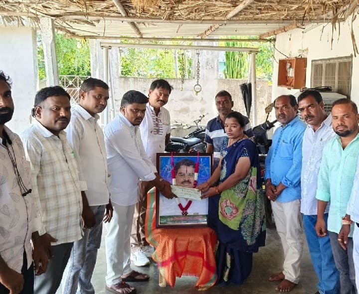 జగన్ కుటుంబానికి ఆర్ఎంపీల ఆర్థిక సాయం - Udayam