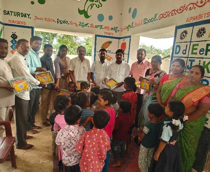 అంగన్వాడీ కేంద్రంలో అక్షరాభ్యాసం - Udayam