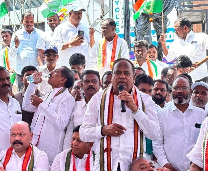 ఓటుహక్కు పరిరక్షణ కోసం కాంగ్రెస్ నిరసన - Udayam