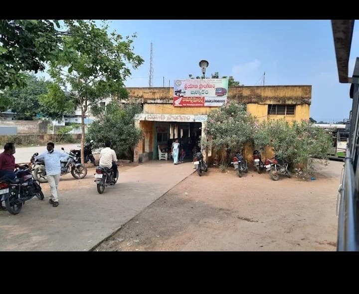 సమయానికి బస్సులు లేవు - Udayam