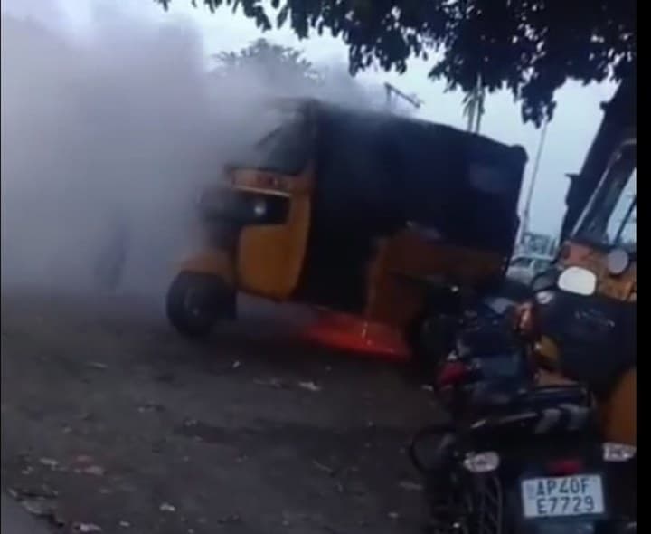 ఆటోలో ఒక్కసారిగా చెలరేగిన మంటలు - Udayam