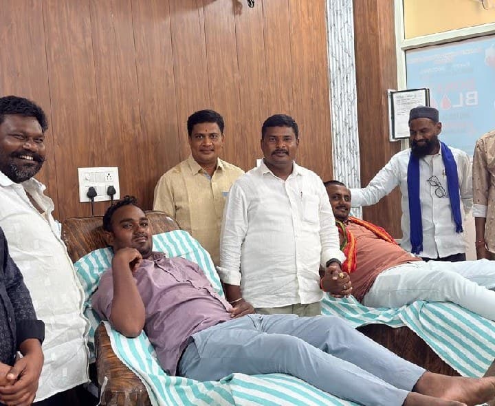 రక్తదానం చేసి మానవత్వం చాటుకున్న యువకుడు - Udayam
