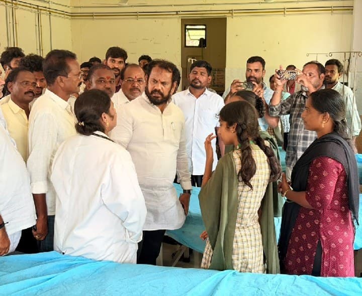 విద్యార్థులపై కందిరీగల దాడి - Udayam
