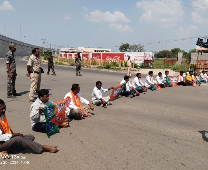 ప్రధాని నరేంద్ర మోడీకి సీఎం బహిరంగ క్షమాపణ చెప్పాలి - Udayam