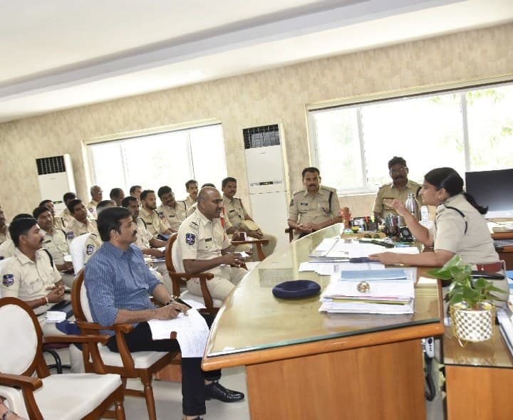 కోర్టు కేసుల పురోగతిపై ఎస్పీ సమీక్ష - Udayam