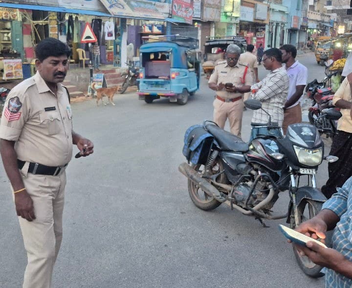 వాహనాల తనిఖీ ముమ్మరం చేసిన పత్తికొండ ఎస్ఐ రామదాసు - Udayam