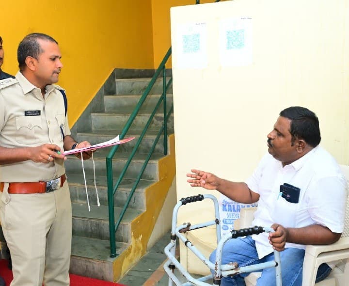 నడవలేని వికలాంగులు, వృద్ధుల వద్దకే వెళ్లిన ఎస్పీ - Udayam