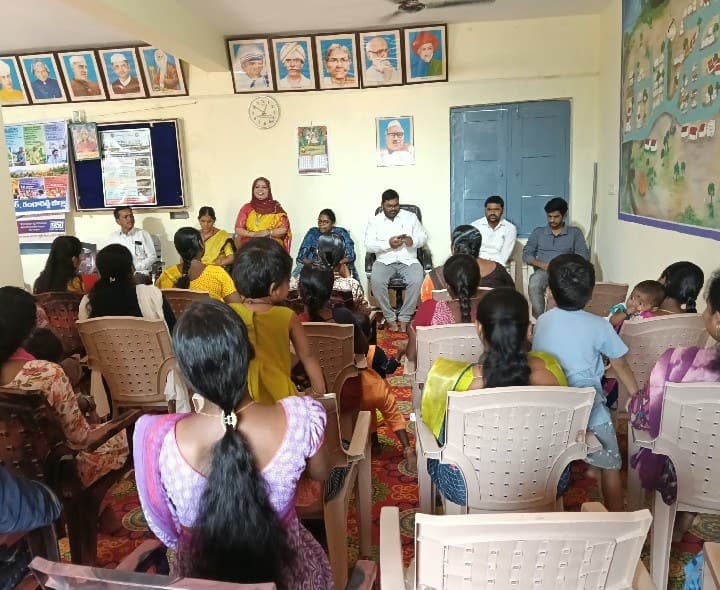 హాజీపల్లిలో ఉపాధితో పాటు విద్యకు ప్రాధాన్యం - Udayam