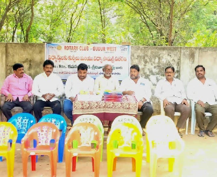 అంగన్వాడి కేంద్రానికి కుర్చీలు వితరణ - Udayam