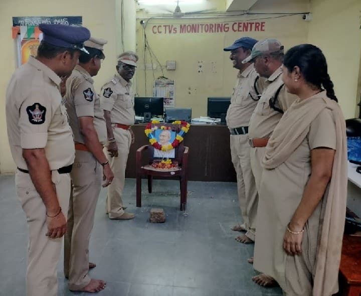 గాంధీజీ ఆశయాలను ఆచరించాలి: ఎస్సై రామదాసు - Udayam