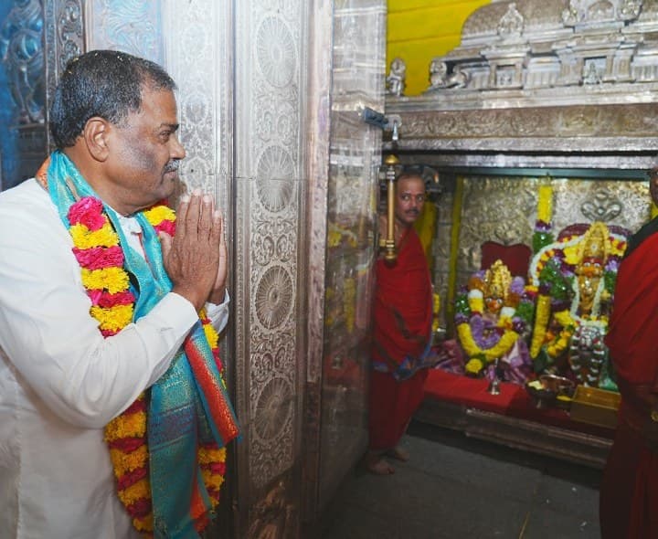 అమ్మవారిని దర్శించుకున్న ఎమ్మెల్సీ కొమురయ్య - Udayam