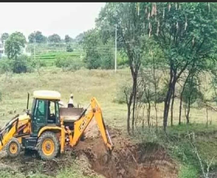 చెరువులో అక్రమ తవ్వకాలు - Udayam