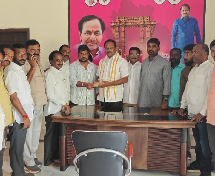 మాజీ మంత్రికి పద్మావతి కాలనీ లడ్డూ ప్రసాదం అందజేత - Udayam
