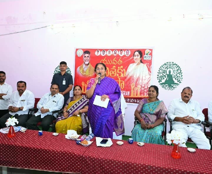 యువతకు బంగారు పునాదులు వేస్తున్నాం: మంత్రి సవిత - Udayam