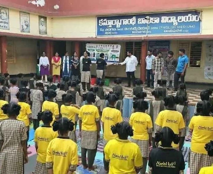 పరిసరాల పరిశుభ్రతకు ప్రధమ ప్రాధాన్యత ఇవ్వాలి - Udayam