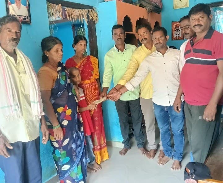 స్నేహితుడి కుటుంబానికి అండగా ఆర్థిక సహాయం - Udayam