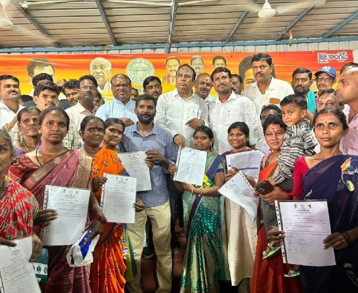 చల్లగారిగే గ్రామ ఇందిరమ్మ లబ్ధిదారులకు మంజూరు పత్రాలను అందించిన ఎమ్మెల్యే - Udayam
