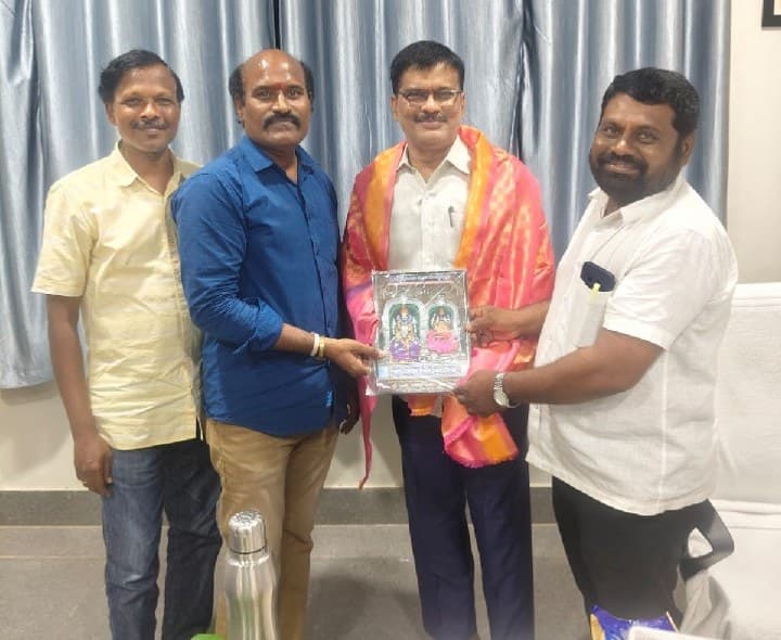 డీఈఓను సన్మానించిన పీఆర్టీయూ తెలంగాణ నాయకులు - Udayam
