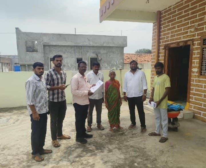 దమ్మనపేటలో పింఛన్ల పరిశీలన - Udayam