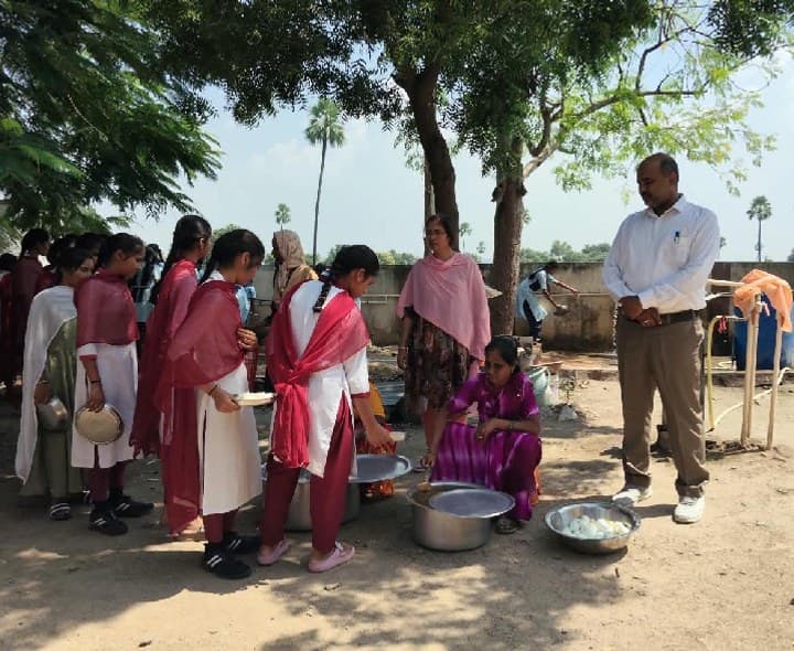 సిరికొండ మోడల్ స్కూల్లో ఇంటర్ విద్యార్థులకు మధ్యాహ్న భోజనం - Udayam