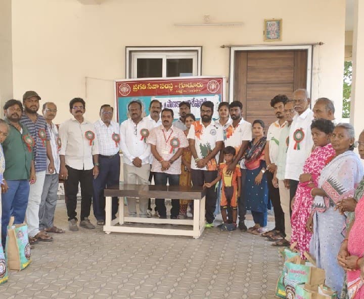 నిత్యవసర సరుకులు పంపిణీ - Udayam