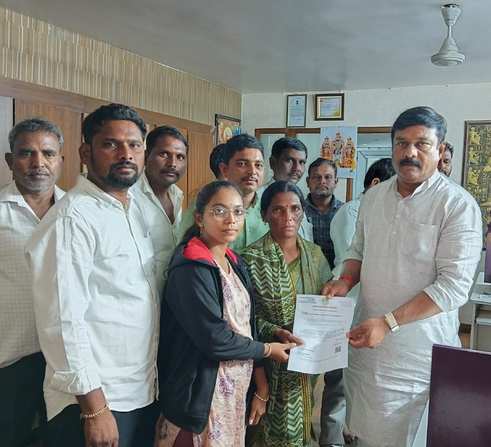 ఎల్ఓసీ చెక్కు అందజేసిన ఎమ్మెల్యే ఏలేటి మహేశ్వర్ రెడ్డి - Udayam Digital