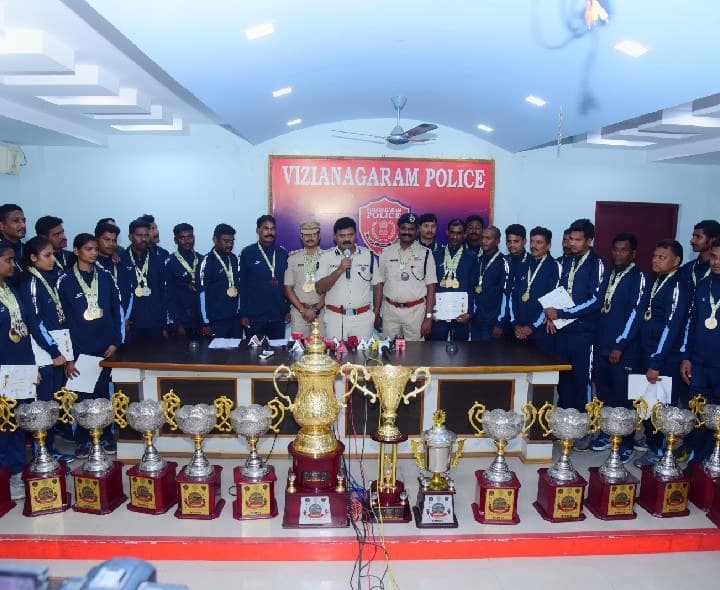 పోలీసు క్రీడాకారులను అభినందించిన ఎస్పీ - Udayam