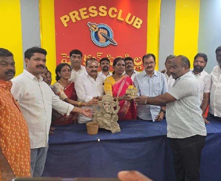 సిరిసిల్ల ప్రెస్ క్లబ్లో మట్టి వినాయకుల పంపిణీ - Udayam