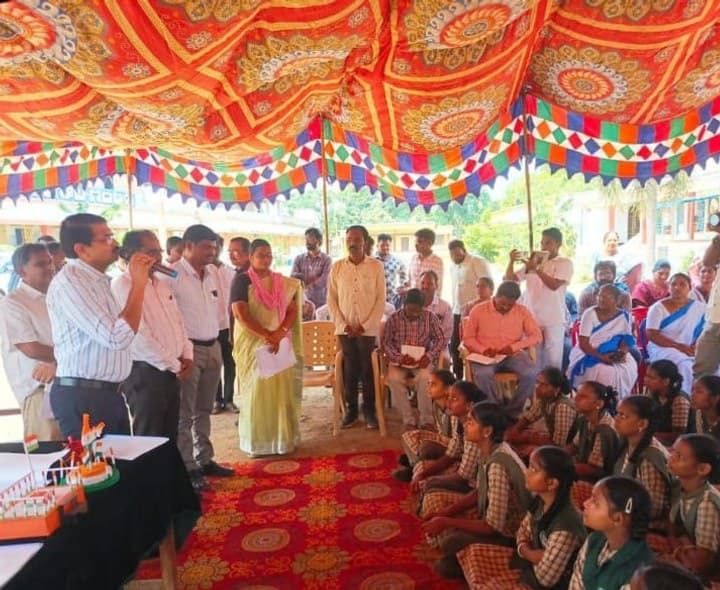 హై స్కూల్ను ఆకస్మిక తనిఖీ చేసిన కలెక్టర్ - Udayam