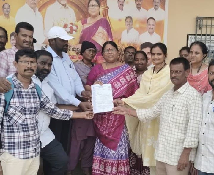 ఎమ్మెల్యేకి ఏపీవోల వినతి - Udayam