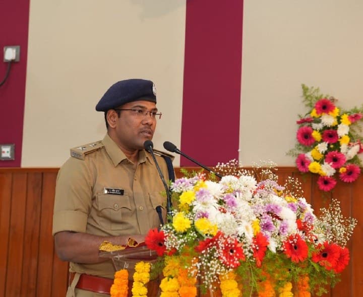 రైల్వే ప్రయాణికులకు పోగొట్టుకున్న సామాను అప్పగింత - Udayam
