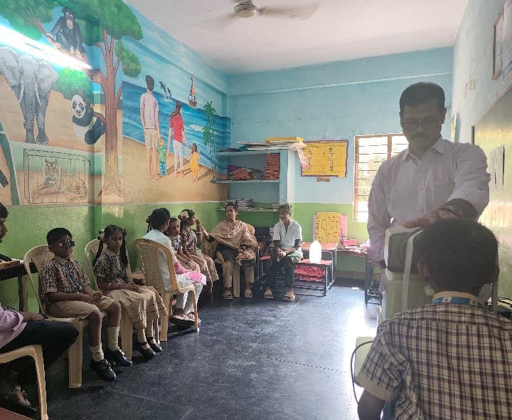 విద్యార్థులకు ఉచిత కంటి పరీక్షలు - Udayam