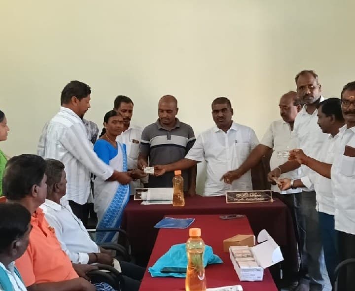 గ్రామపంచాయతీలో స్మార్ట్ రేషన్ కార్డుల పంపిణీ - Udayam