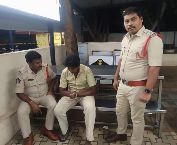 రిస్క్యూ చేసి బాలున్ని రక్షించిన ఆనందపురం పోలీసులు - Udayam