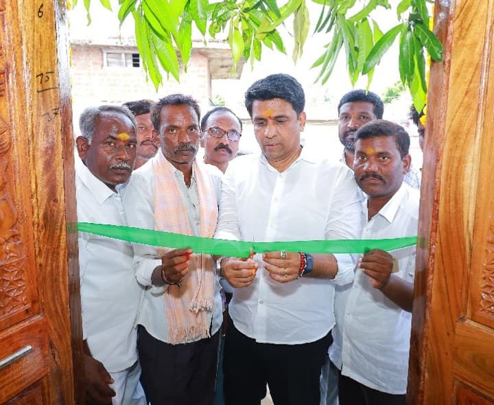 ఇందిరమ్మ ఇంటిని ప్రారంభించిన ఎమ్మెల్యే - Udayam