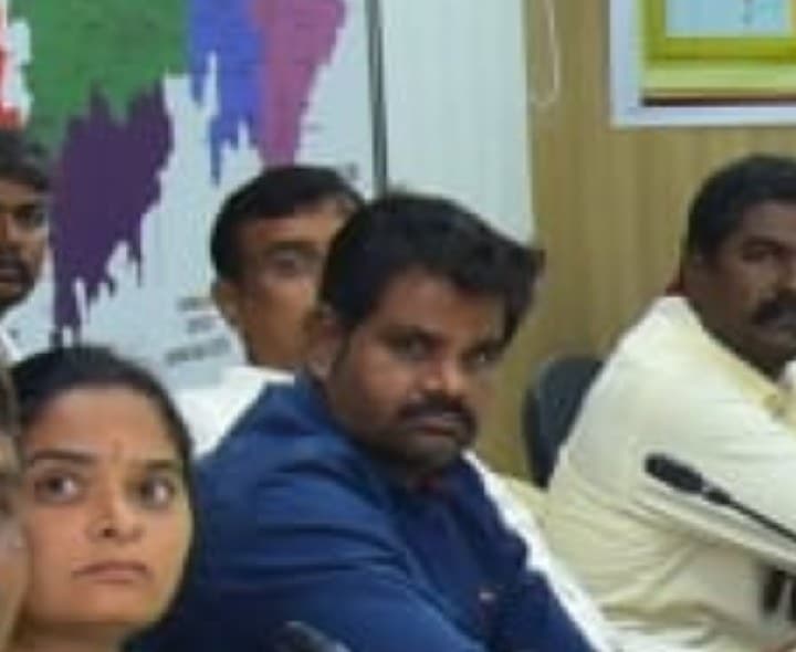 అవినీతి ఆరోపణలపై హ్యాండ్లూమ్ ఏడిఓ ప్రభుత్వానికి సరెండర్ - Udayam
