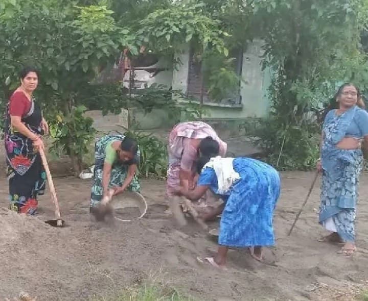 రోడ్డు సదుపాయం కోసం మహిళలు శ్రమదానం - Udayam
