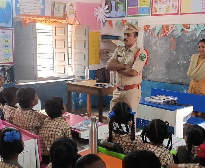విద్యార్థులకు మత్తుపదార్థాలపై అవగాహన కల్పించిన పెందుర్తి పోలీసులు - Udayam