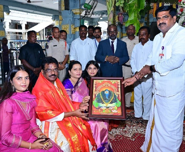 కాణిపాకం దర్శించుకున్న హైకోర్టు న్యాయమూర్తి - Udayam