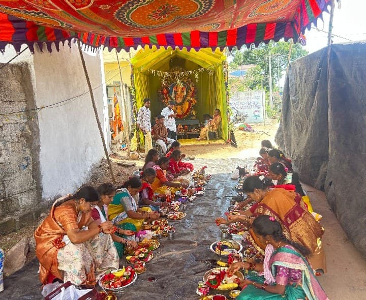 బజరంగ్ యూత్ ఆధ్వర్యంలో కుంకుమ పూజ - Udayam