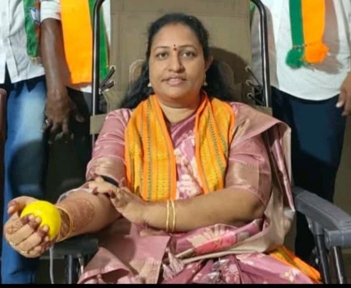 రక్తదానం చేసిన బీజేపీ రాష్ట్ర కార్యదర్శి - Udayam